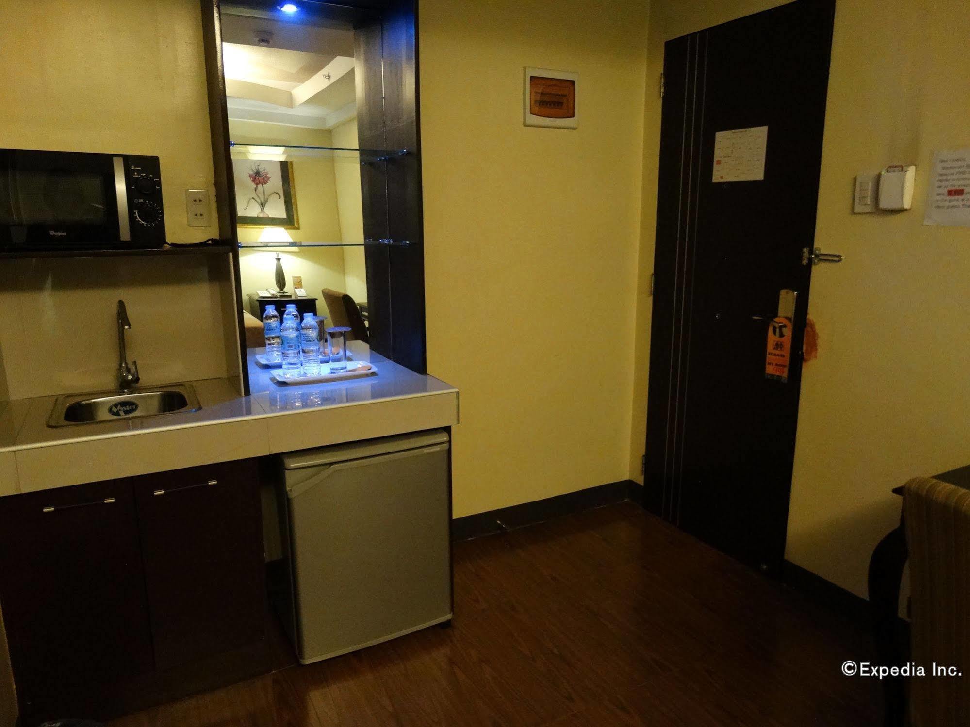 Silver Oaks Suites & Hotel Manila Bagian luar foto