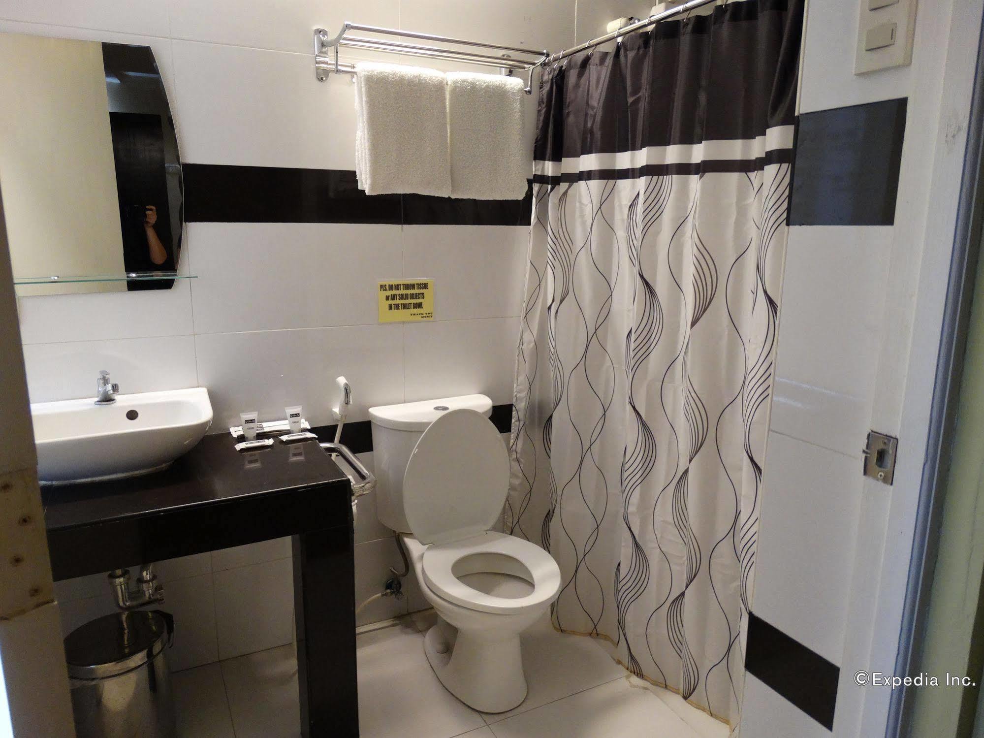 Silver Oaks Suites & Hotel Manila Bagian luar foto