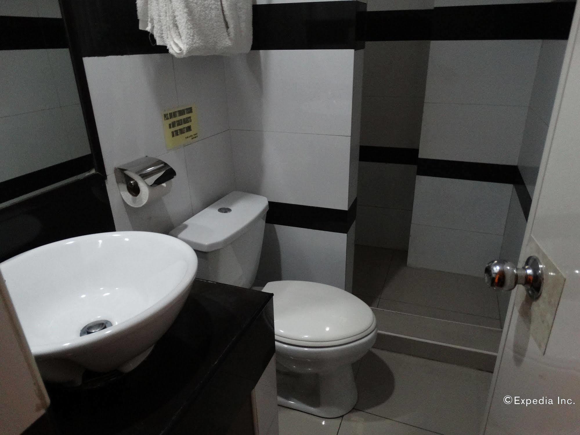 Silver Oaks Suites & Hotel Manila Bagian luar foto