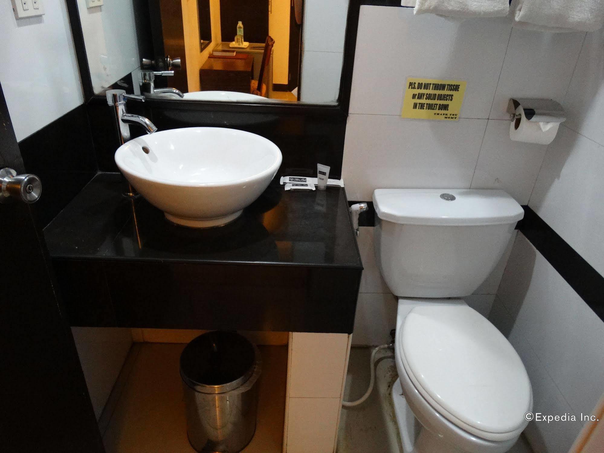 Silver Oaks Suites & Hotel Manila Bagian luar foto