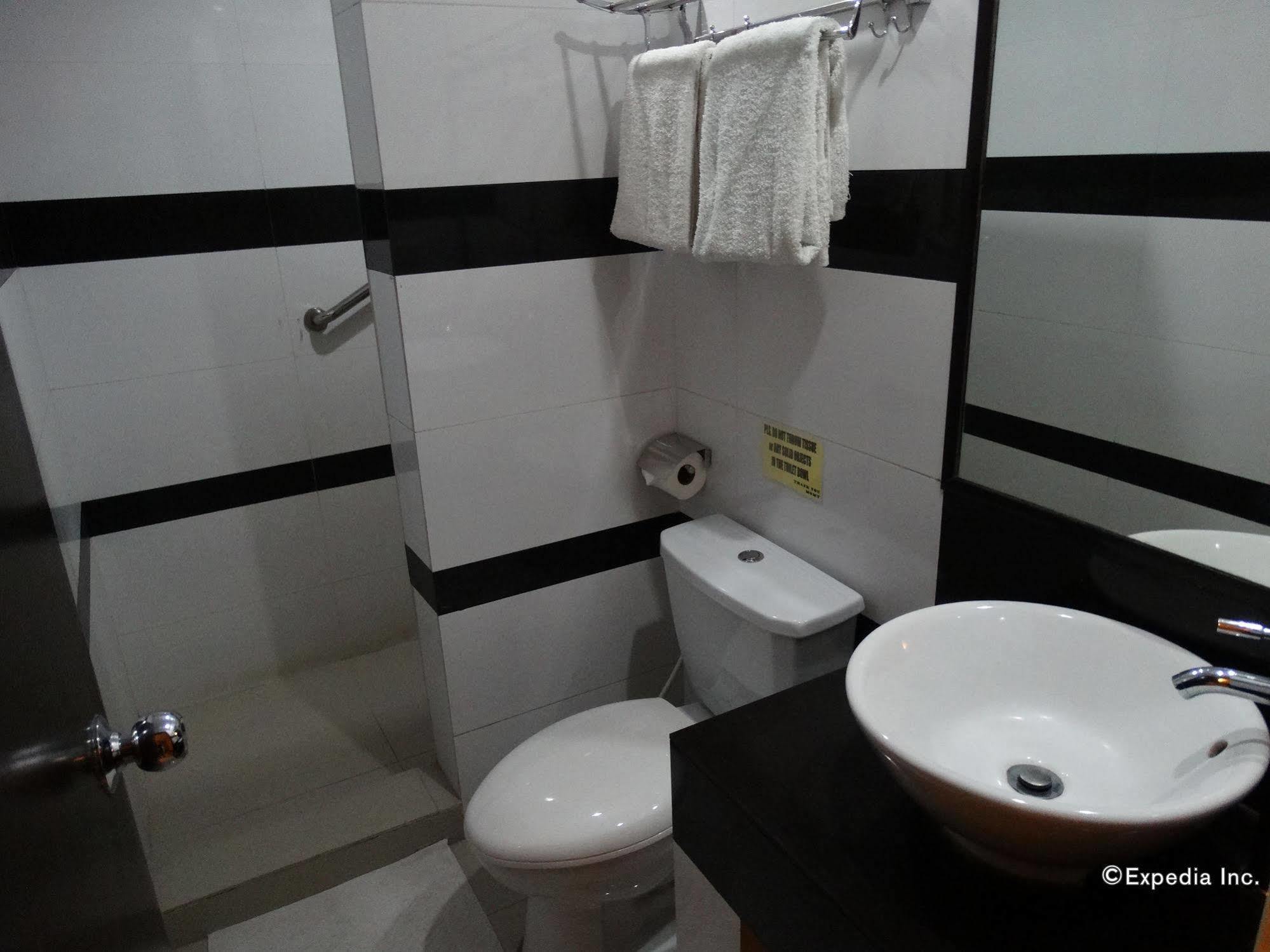 Silver Oaks Suites & Hotel Manila Bagian luar foto