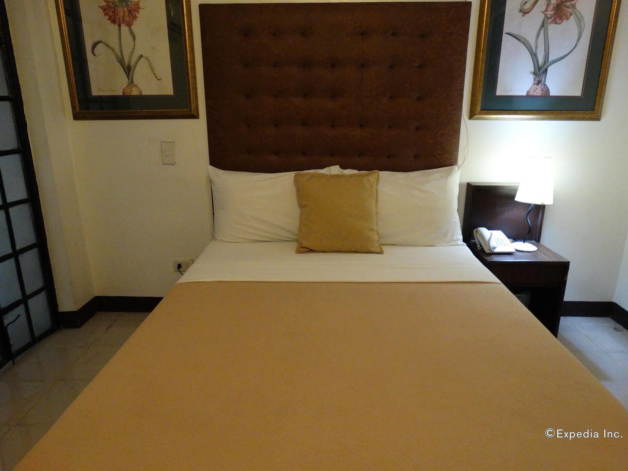 Silver Oaks Suites & Hotel Manila Bagian luar foto