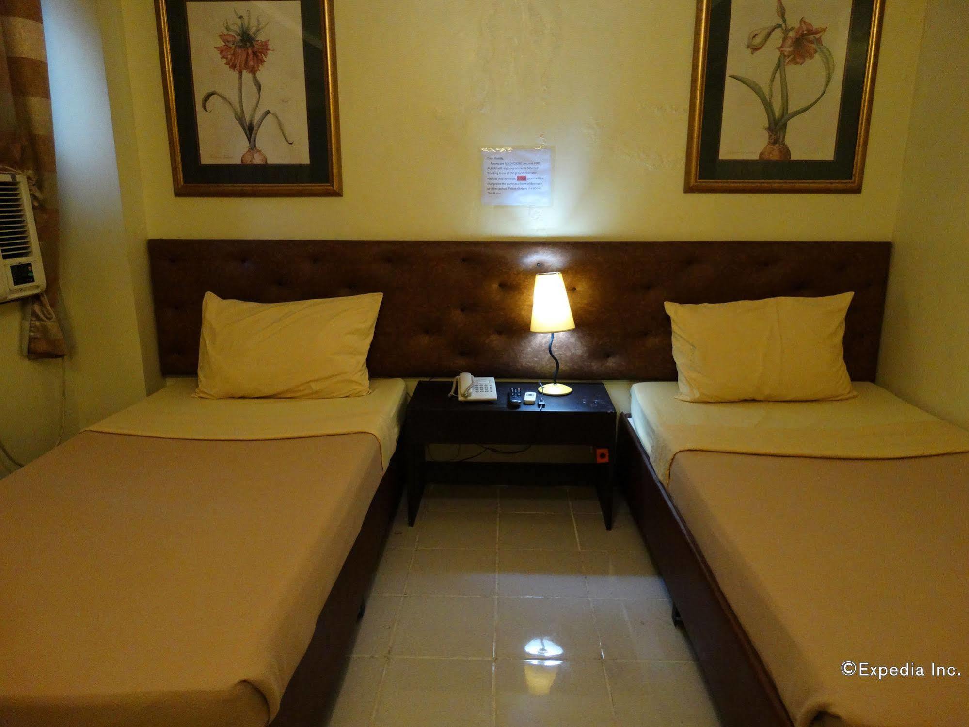 Silver Oaks Suites & Hotel Manila Bagian luar foto