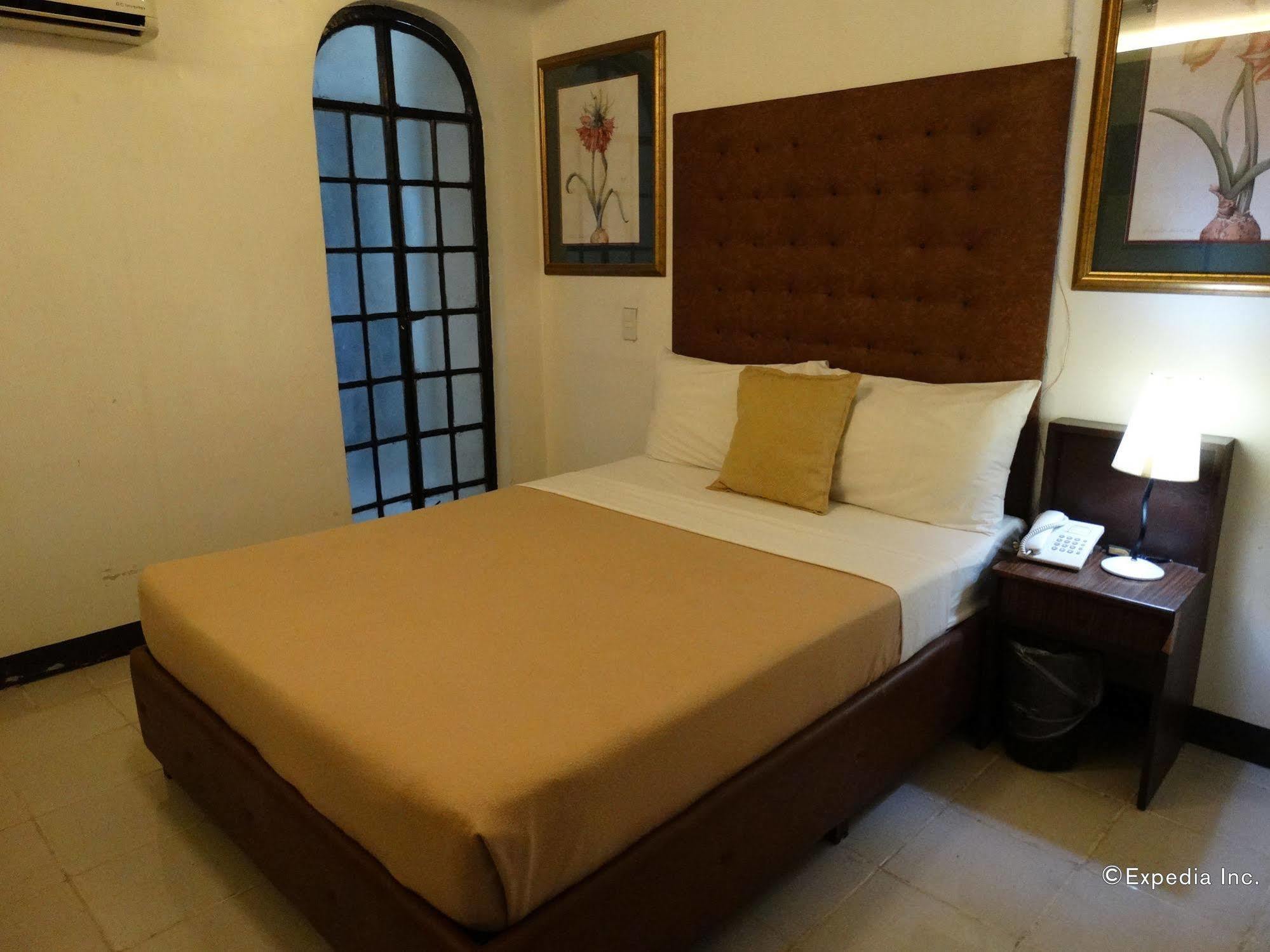 Silver Oaks Suites & Hotel Manila Bagian luar foto