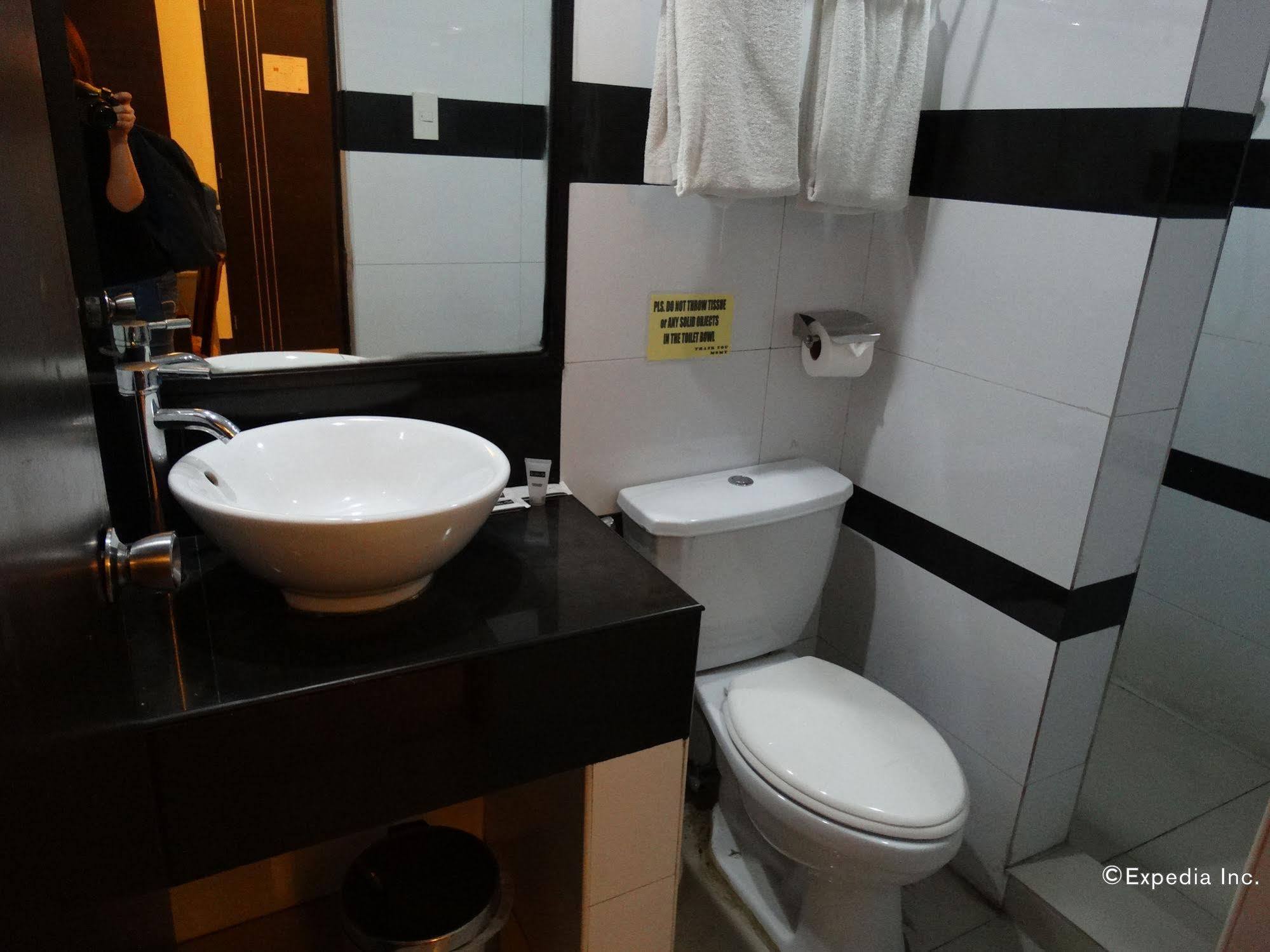 Silver Oaks Suites & Hotel Manila Bagian luar foto